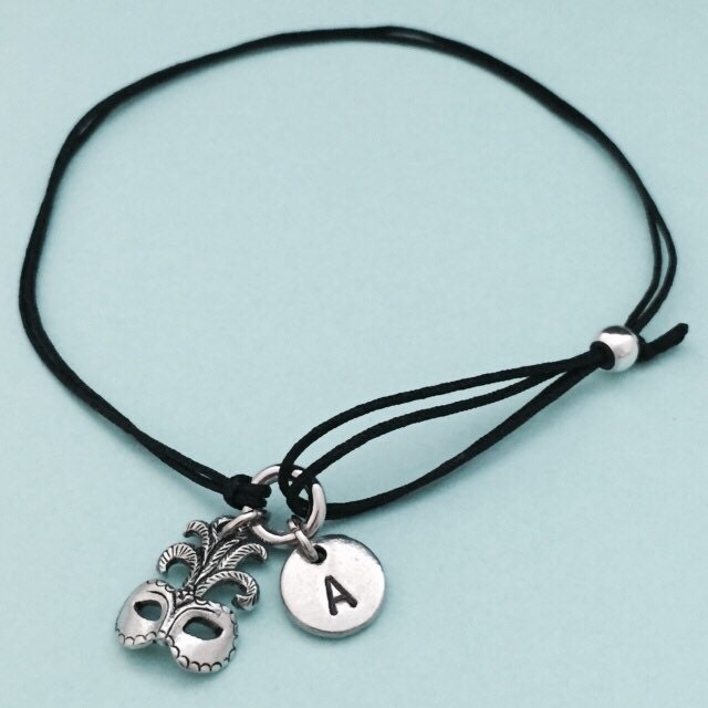 Maskerade Maske Schnur Armband, Bettelarmband Maske, Verstellbare Bettelarmband, Personalisierte Initial, Monogramm von Toodaughters