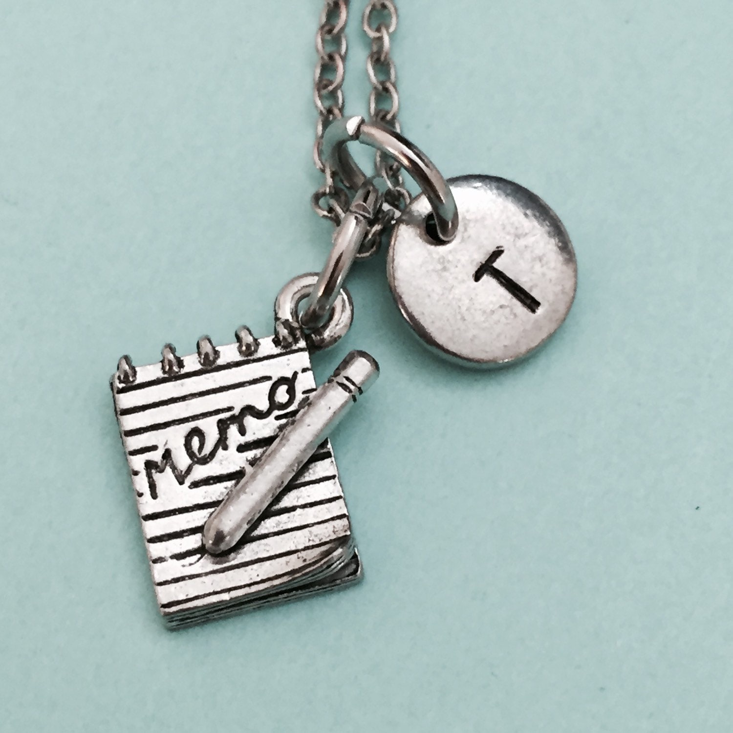 Memo-Buch-Halskette, Memo Charme, Schreiben, Halskette, Personalisierte Collier, Erste Kette, Monogramm, Schriftsteller Charm Halskette von Toodaughters
