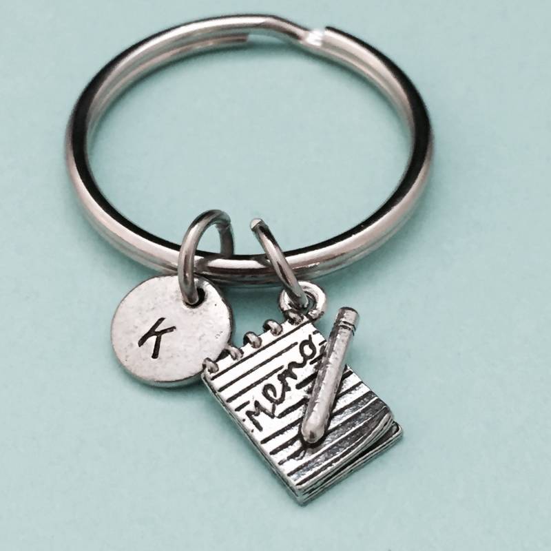 Memo Buch Schlüsselbund, Memo-Charme, Schriftsteller Büro Personalisierte Schlüsselanhänger, Anfängliche Monogramm, Schreiben Keychain von Toodaughters