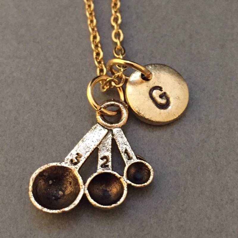 Mess-Tassen-Halskette, Mess-Becher Charme, Personalisiert Halskette, Collier, Anfängliche Ursprünglichen Monogramm, Backen Kochen von Toodaughters