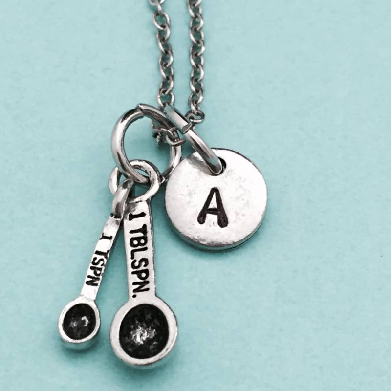 Messenden Löffel Halskette, Messung Charme, Kochen, Monogramm, Erste Personalisierte Halskette von Toodaughters