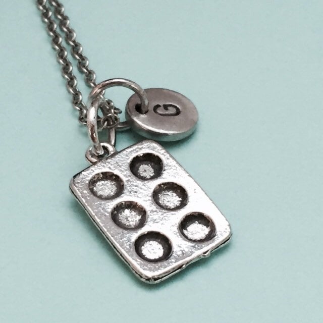Muffin Pan Halskette, Cupcake Pfanne Personalisierte Collier, Erste Kette, Monogramm, Charme Kochen von Toodaughters