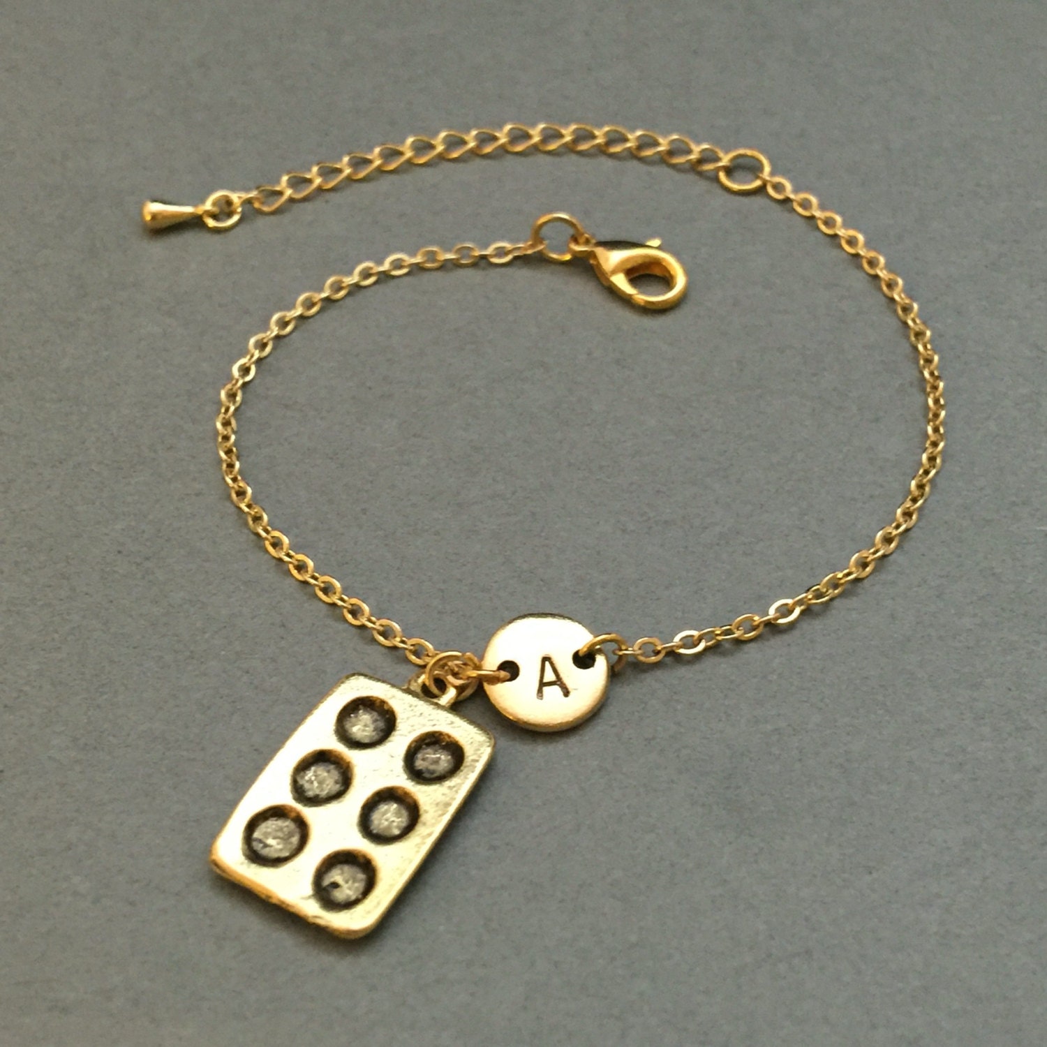 Muffinwanne Bettelarmband, Charme, Verstellbare Armband, Pfanne, Personalisierte Erste Monogramm von Toodaughters