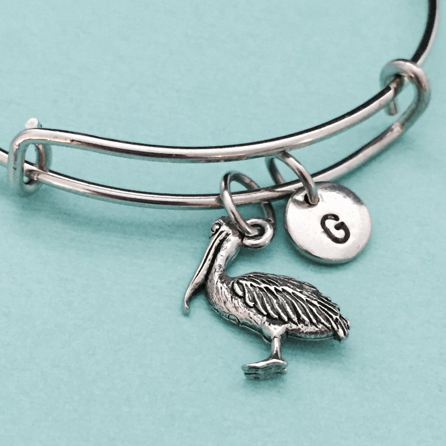 Pelikan Armreif Charme Pelikan, Armband, Erweiterbare Armreif, Charm Personalisierte Erste Armband Monogramm von Toodaughters