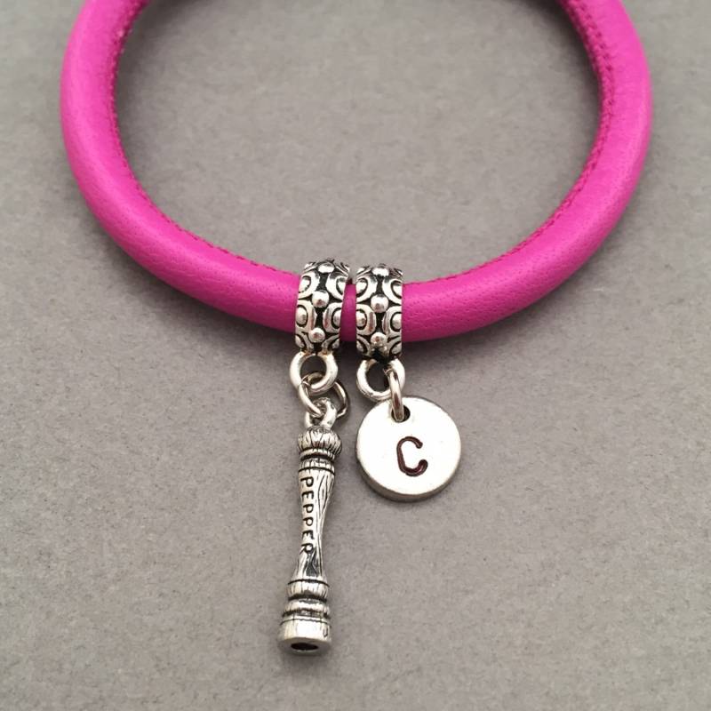 Pfeffer Mühle Lederarmband, Pfeffermühle Charm Armband, Leder Personalisierte Initil Monogramm Pfeffer Mühle Lederarmband, Pfeffermühle Charm Armband, Leder Personalisierte Initil Monogramm von Toodaughters