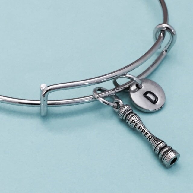 Pfeffermühle Armreif, Peppermill Bettelarmband, Erweiterbare Charm Armband, Personalisiertes Anfängliche Monogramm Pfeffermühle Armreif, Peppermill Bettelarmband, Erweiterbare Charm Armband, Personalisiertes Anfängliche Monogramm von Toodaughters