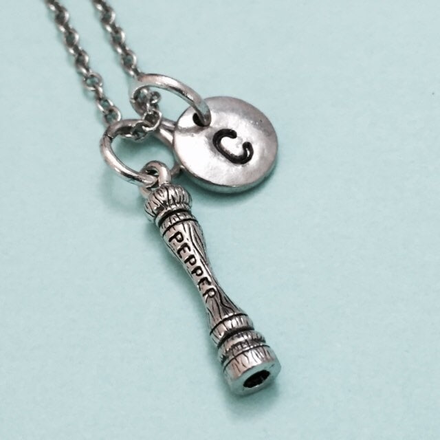 Pfeffermühle-Halskette, Pfeffermühle Charme, Gewürz-Halskette, Personalisierte Collier, Anfängliche Halskette, Ursprünglichen Monogramm Pfeffermühle-Halskette, Pfeffermühle Charme, Gewürz-Halskette, Personalisierte Collier, Anfängliche Halskette, Ursprünglichen Monogramm von Toodaughters