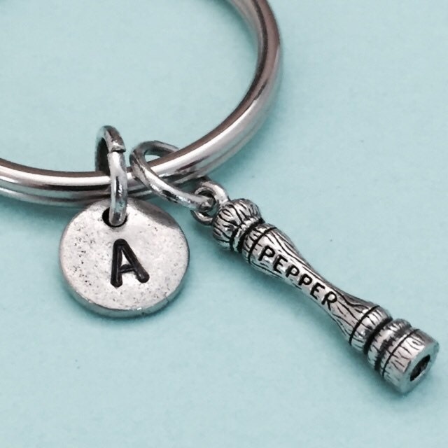 Pfeffermühle Schlüsselanhänger, Charm, Gewürz Personalisierter Anfangsschlüsselbund, Anfangscharme, Besonders Angefertigt, Monogramm Pfeffermühle Schlüsselanhänger, Charm, Gewürz Personalisierter Anfangsschlüsselbund, Anfangscharme, Besonders Angefertigt, Monogramm von Toodaughters