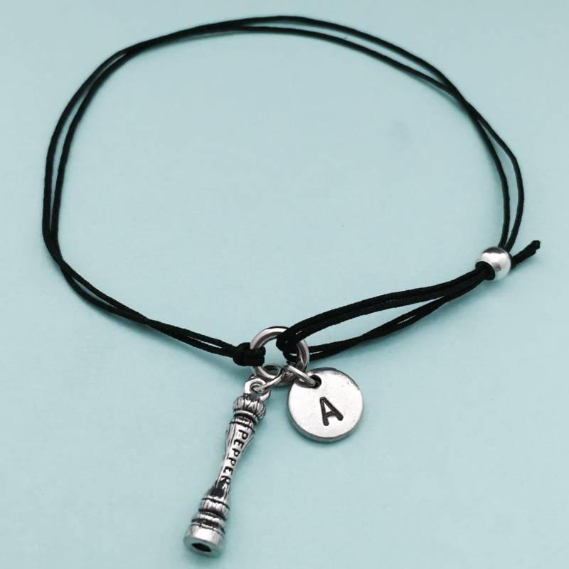Pfeffermühle Schnur Armband, Bettelarmband Pfeffermühle, Verstellbare Bettelarmband, Personalisierte Initial, Monogramm Pfeffermühle Schnur Armband, Bettelarmband Pfeffermühle, Verstellbare Bettelarmband, Personalisierte Initial, Monogramm von Toodaughters