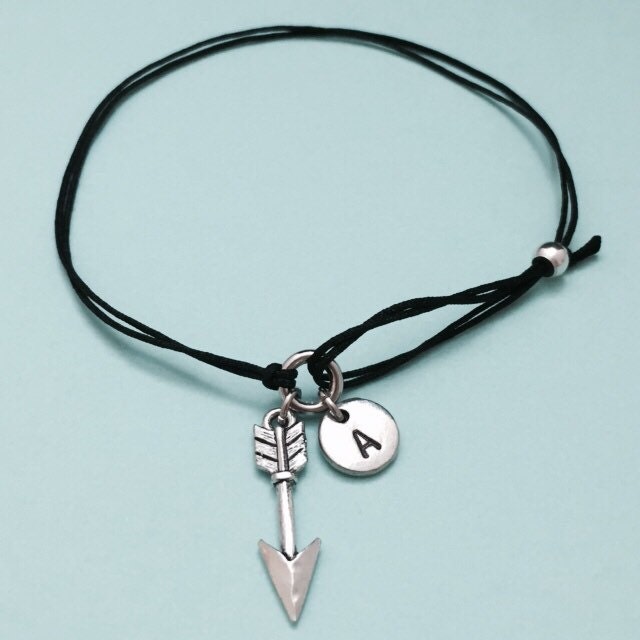 Pfeil Schnur Armband, Bettelarmband Pfeil, Verstellbare Bettelarmband, Personalisierte Erste Monogramm von Toodaughters