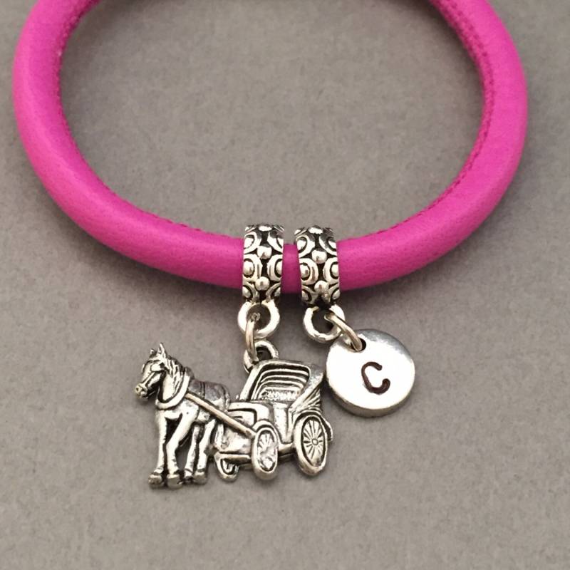 Pferd Und Buggy Lederarmband, Bettelarmband, Leder Armreif, Personalisierte Armband, Erste Monogramm von Toodaughters