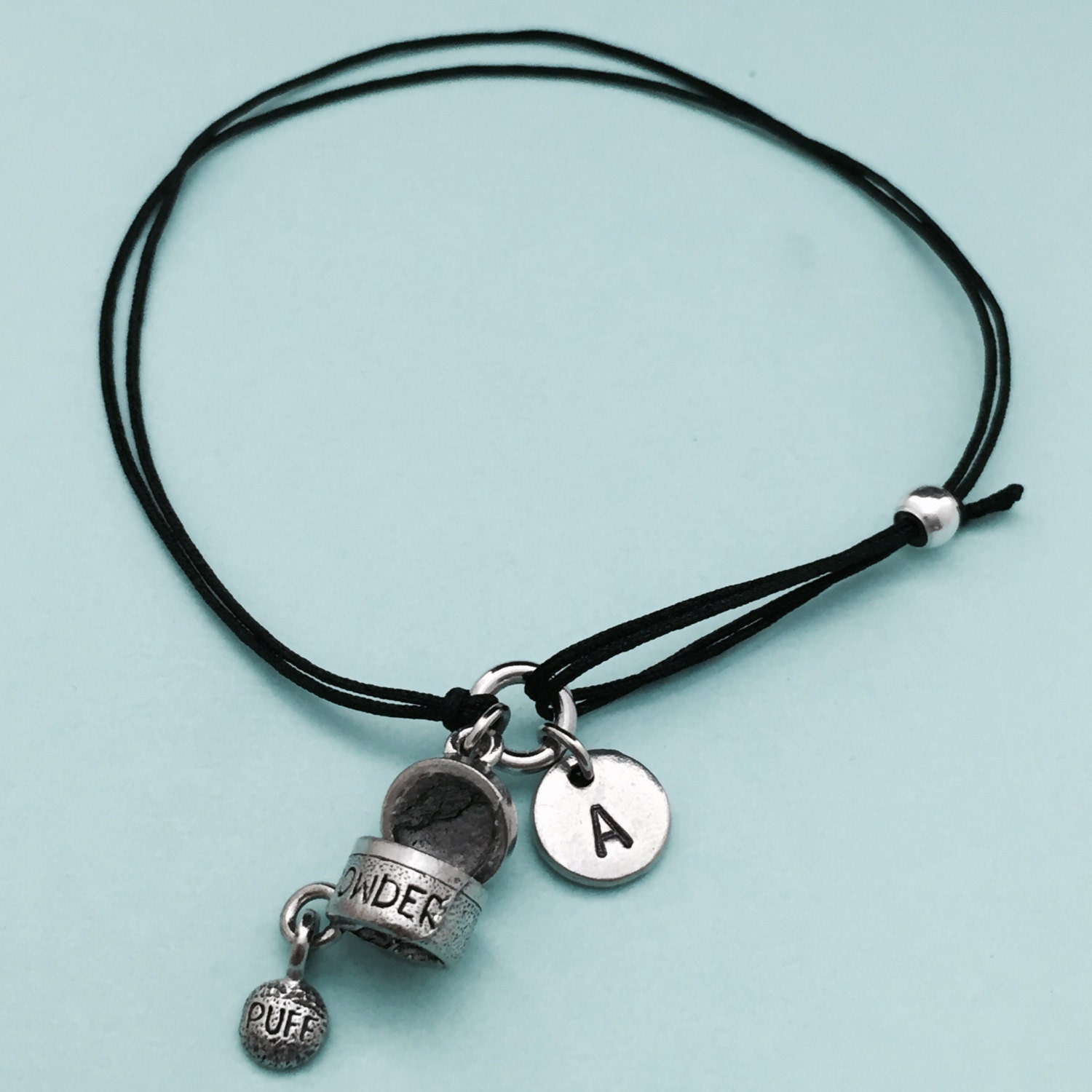 Puder Make-Up Schnur Armband, Bettelarmband Make-Up, Verstellbare Bettelarmband, Personalisierte, Initial, Monogramm von Toodaughters