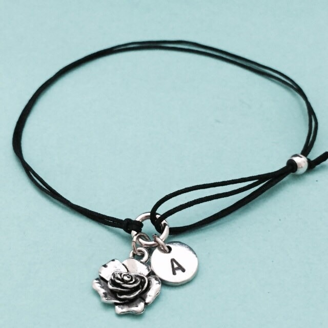 Rose Schnur Armband, Rose Charm Verstellbare Bettelarmband, Personalisierte Erste Monogrqm von Toodaughters