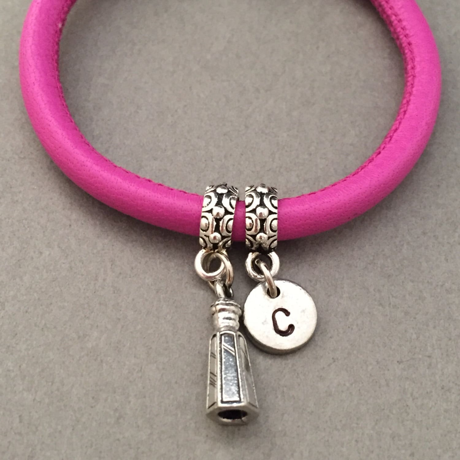 Salzstreuer Lederarmband, Charm Armband, Leder Personalisierte Erste Monogramm von Toodaughters