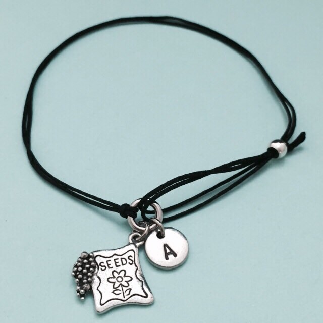 Samen Schnur Armband, Bettelarmband Samen, Verstellbare Bettelarmband, Personalisierte Initial, Monogramm von Toodaughters