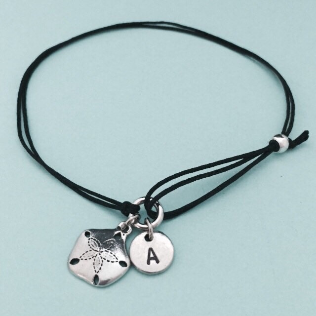 Sanddollar Schnur Armband, Bettelarmband Sanddollar, Verstellbare Bettelarmband, Personalisierte Initial, Monogramm von Toodaughters