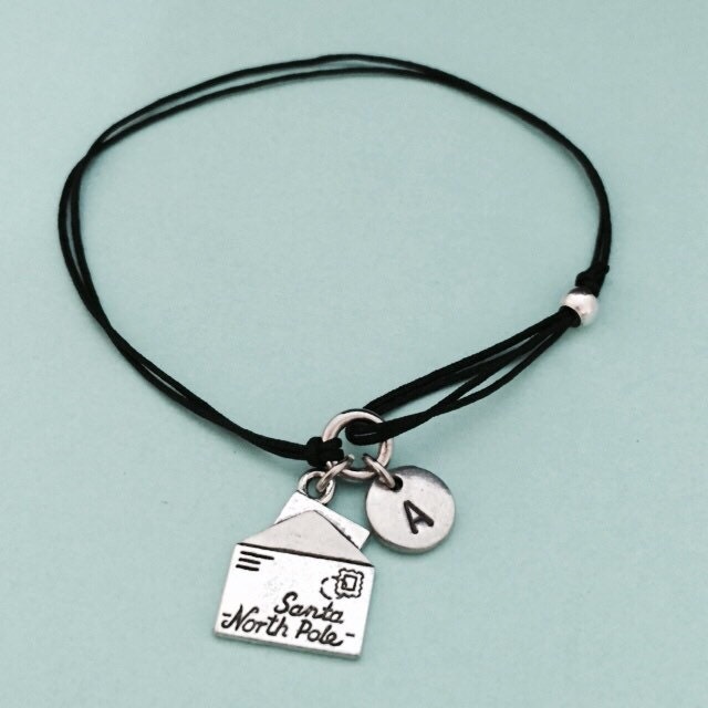 Santa Brief Schnur Armband, Bettelarmband, Verstellbare Personalisierte Initial, Monogramm von Toodaughters