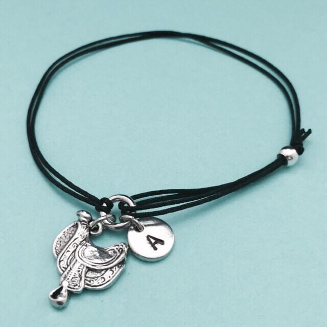 Sattel Schnur Armband, Bettelarmband Sattel, Verstellbare Bettelarmband, Personalisierte Erste Monogramm von Toodaughters