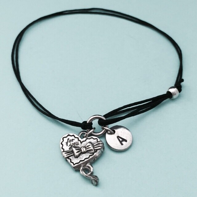 Schachtel Pralinen Schnur Armband, Bettelarmband, Verstellbare Personalisierte, Initial, Monogramm von Toodaughters