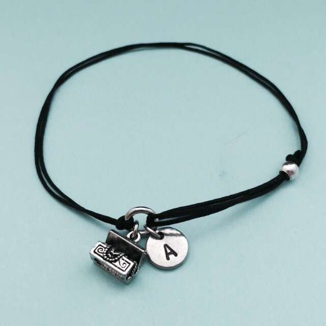 Schatz Brust Schnur Armband, Charme, Verstellbare Armband Bettelarmband, Personalisierte Initial, Monogramm von Toodaughters