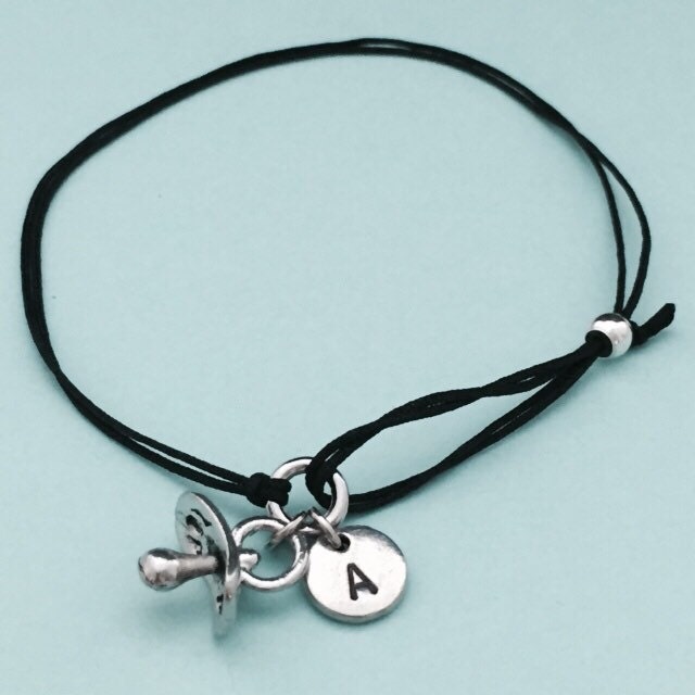 Schnuller-Kordel-Armband, Bettelarmband Schnuller, Verstellbare Armband, Bettelarmband, Personalisierte Initiative, Monogramm von Toodaughters