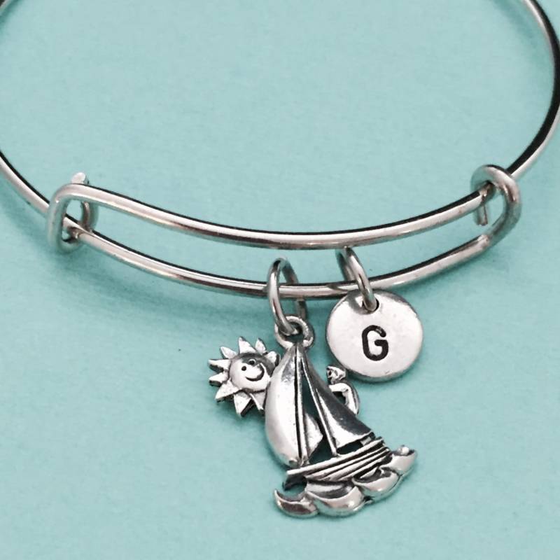 Segelboot-Armreif, Segelboot Bettelarmband, Erweiterbare Armreif, Charm Personalisierte Armband, Erste Monogramm von Toodaughters