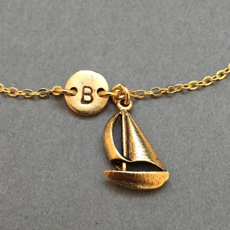 Segelboot-Charme-Armband, Segelboot-Charme, Verstellbares Armband, Boot, Personalisiertes Initialarmband, Monogramm von Toodaughters