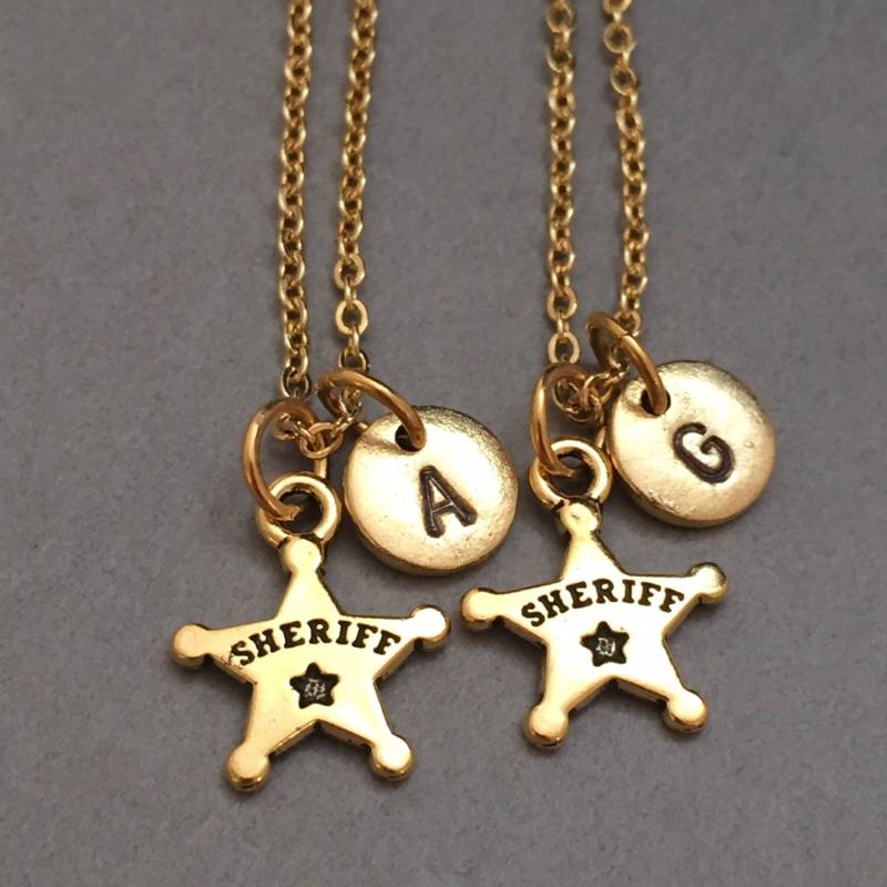 Sheriff Halskette, Charme, Bff Schwester, Beste Freundin Freundschaft Schmuck, Personalisierte Initial, Monogramm von Toodaughters