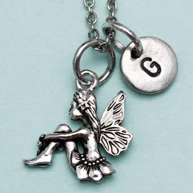 Sitzender Fee Halskette, Sittin Charme, Personalisierte Anfängliche Collier, Ursprünglichen Monogramm von Toodaughters