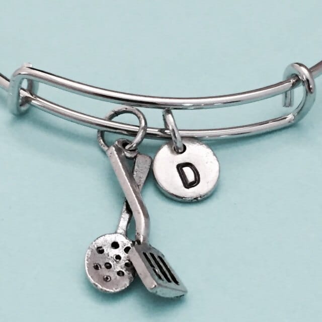 Spatel Und Löffel Armreif, Bettelarmband, Charm Personalisierte Armband, Initial, Monogramm Erweiterbar Armreif von Toodaughters