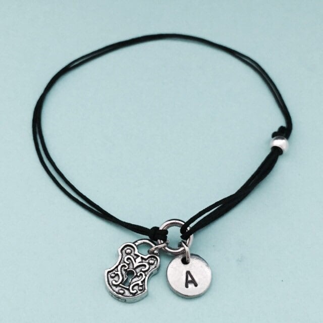 Sperre Schnur Armband, Lock Bettelarmband, Verstellbare Personalisierte Initial, Monogramm von Toodaughters