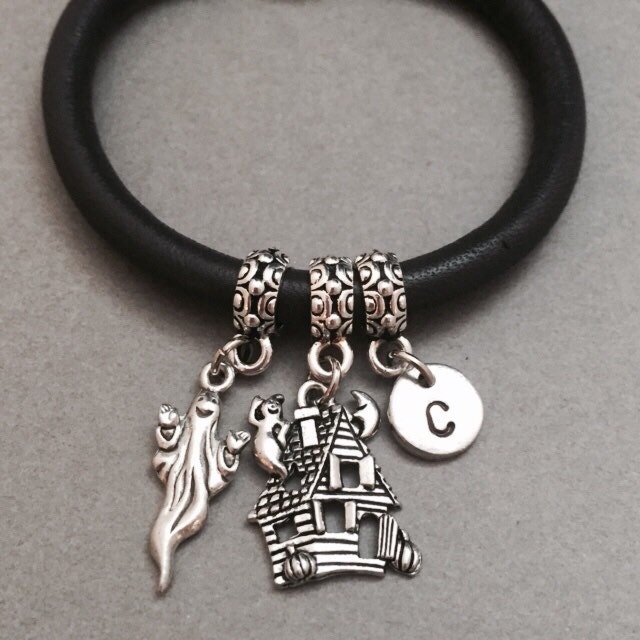 Spukhaus Themen Lederarmband, Charm Armband, Personalisierte Initial, Monogramm von Toodaughters
