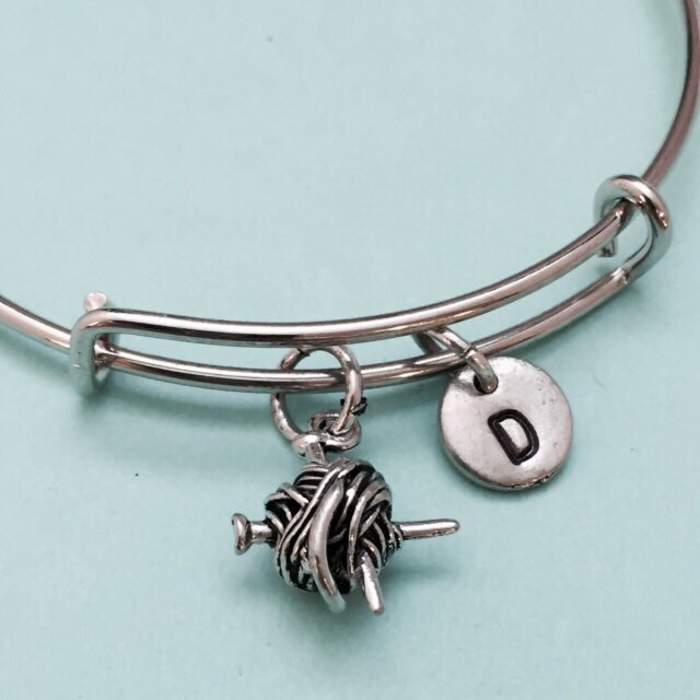 Spule Von Thread-Armreif, Thread Bettelarmband, Erweiterbare Armreif, Charm Armband, Personalisiertes Anfängliche Monogram von Toodaughters