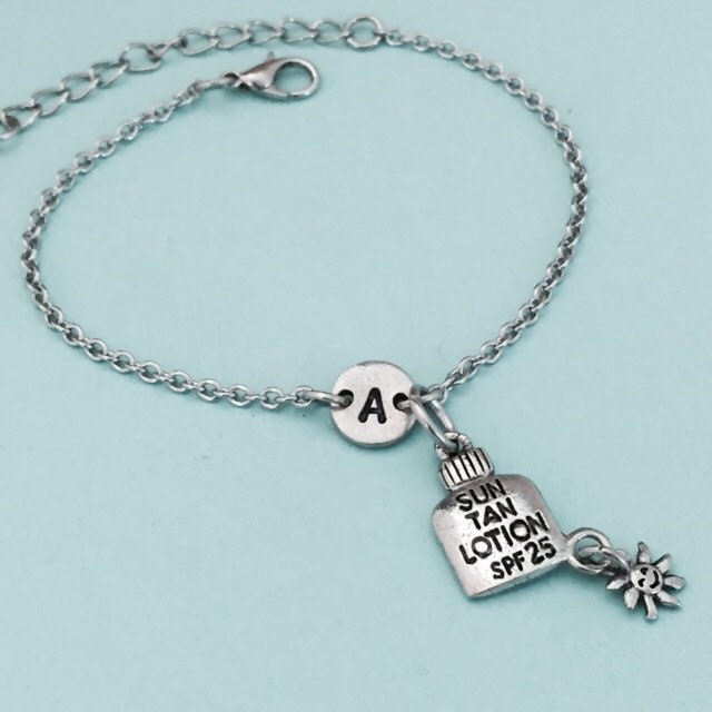 Sun Lotion Bettelarmband Bräunen, Sonne Tan Charme, Zieharmband, Lotion, Personalisiertes Armband, Anfängliche Monogramm von Toodaughters