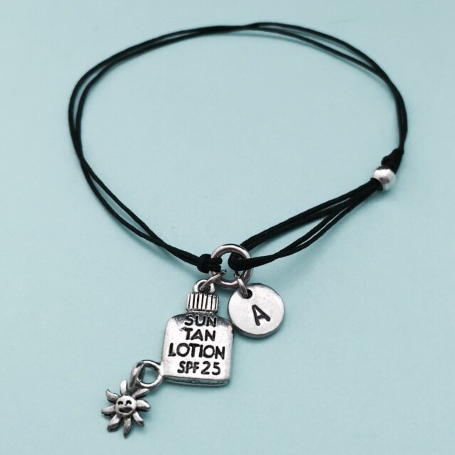 Sun Tan Lotion Schnur Armband, Bettelarmband Sonne Tan Lotion, Verstellbare Bettelarmband, Personalisierte Initial, Monogramm von Toodaughters
