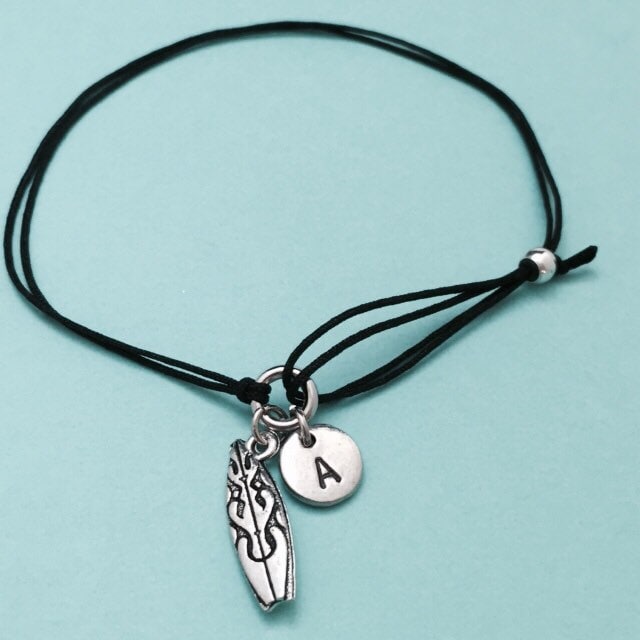 Surfbrett Schnur Armband, Bettelarmband Surfbrett, Verstellbare Bettelarmband, Personalisierte Erste Monogramm von Toodaughters