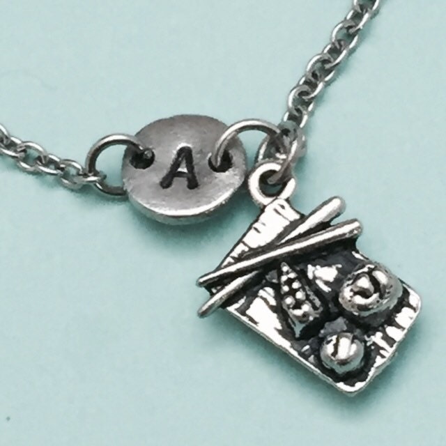 Sushi Teller Bettelarmband, Teller Charme, Zieharmband, Lebensmittel, Personalisiertes Armband, Anfängliche Monogramm von Toodaughters