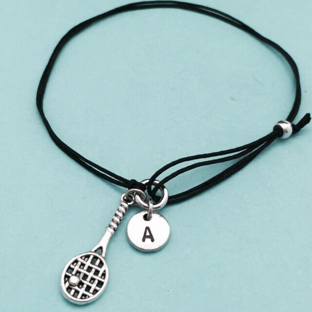 Tennis-Schläger-Kordel-Armband, Bettelarmband Tennisschläger, Verstellbare Armband, Bettelarmband, Personalisierte Initial, Monogramm von Toodaughters
