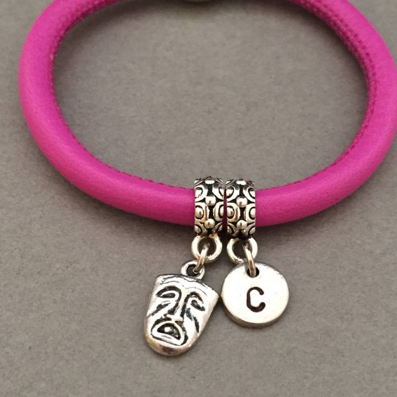 Theater Maske Leder-Armband, Bettelarmband Maske, Leder Armreif, Personalisierte Armband, Erste Monogramm von Toodaughters
