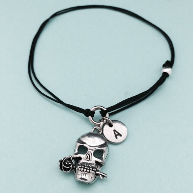 Totenkopf Mit Rose Schnur Armband, Charm Verstellbare Bettelarmband, Personalisierte Initial, Monogramm von Toodaughters