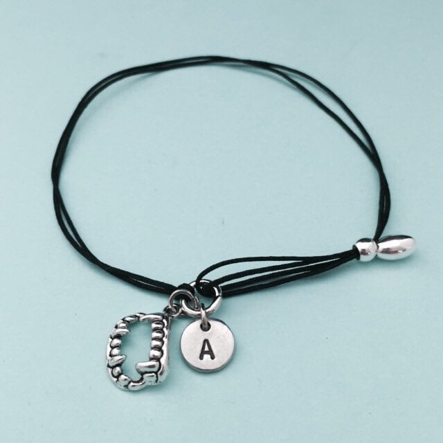 Vampir-Zähne Schnur Armband, Vampir-Zähne-Bettelarmband, Verstellbare Bettelarmband, Personalisierte Initial, Monogramm von Toodaughters