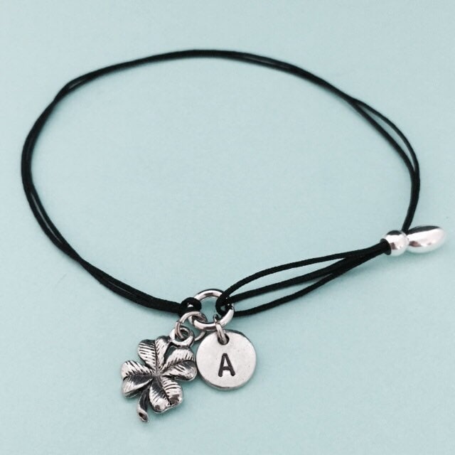 Vier-Blatt Klee Schnur Armband, Vier Blatt Bettelarmband, Verstellbare Personalisierte Monogramm von Toodaughters
