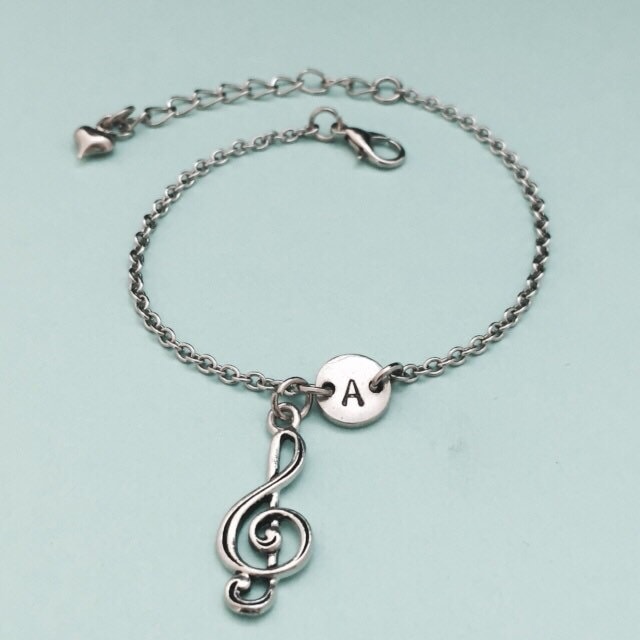 Violinschlüssel Charm Armband, Charm, Zieharmband, Musik, Personalisiertes Anfängliche Monogramm von Toodaughters