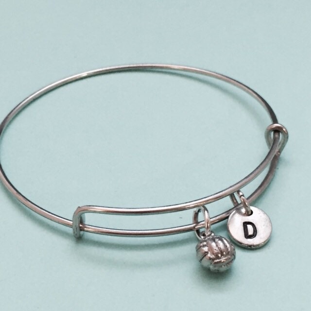 Volleyball Armreif, Armband Volleyball, Charme, Personalisierte Armband, Erweiterbare Charm Initial, Monogramm von Toodaughters