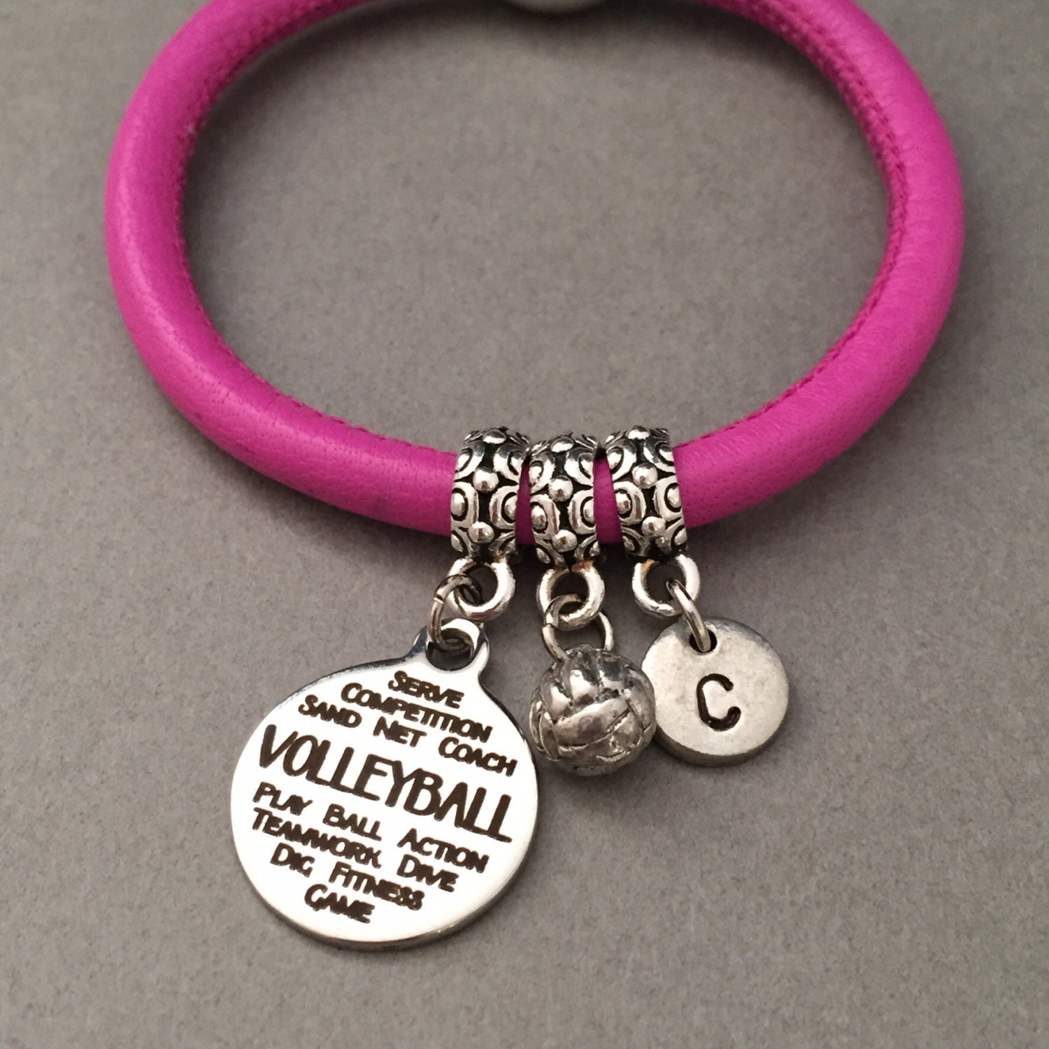 Volleyball-Leder-Armband, Bettelarmband Volleyball, Leder Armreif, Personalisierte Armband, Erste Monogramm von Toodaughters