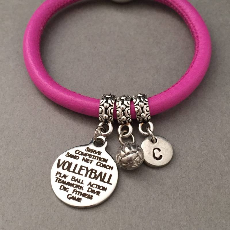 Volleyball-Leder-Armband, Bettelarmband Volleyball, Leder Armreif, Personalisierte Armband, Erste Monogramm von Toodaughters