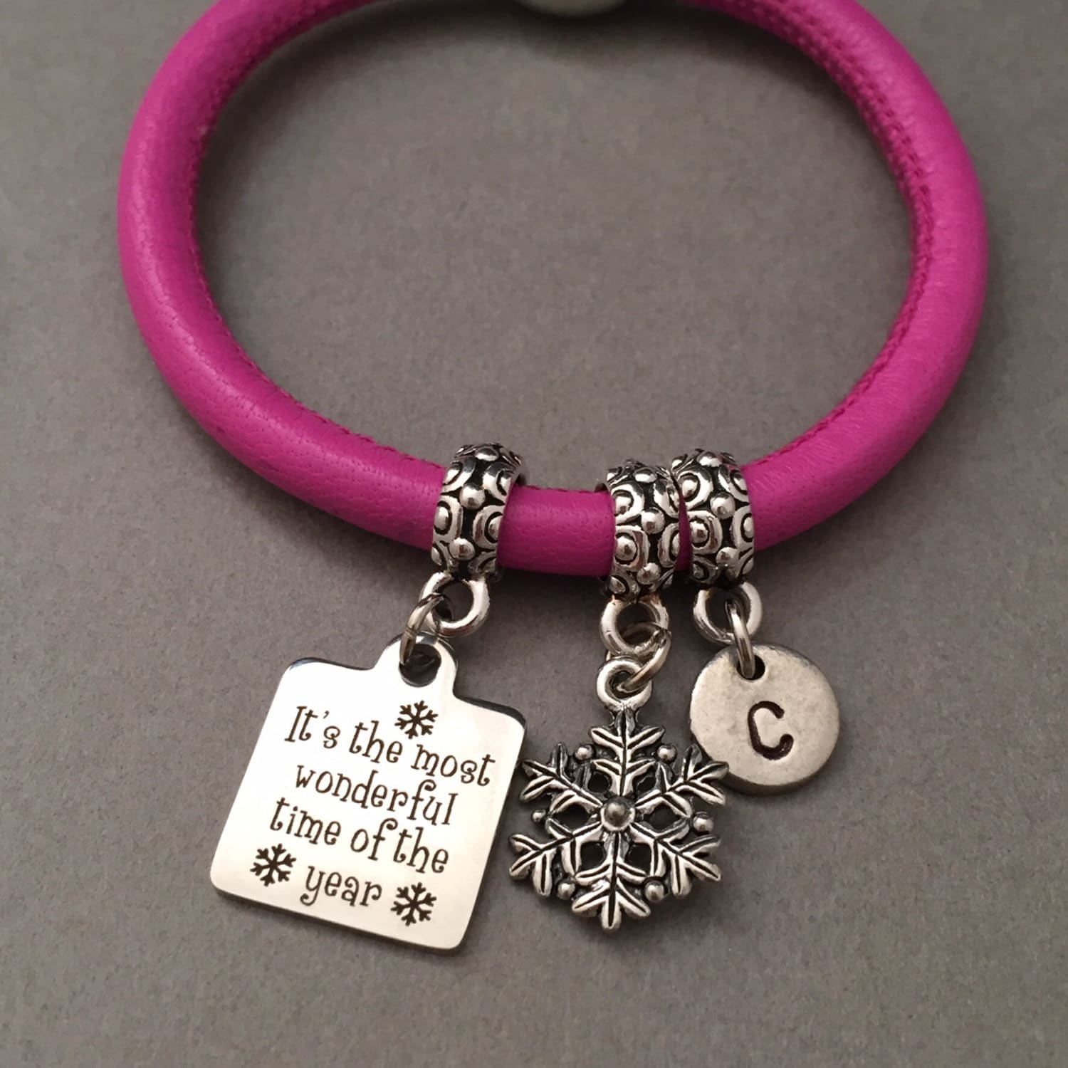 Weihnachts-Leder-Armband, Christmas Charm Armband, Leder Personalisierte Erste Monogramm von Toodaughters