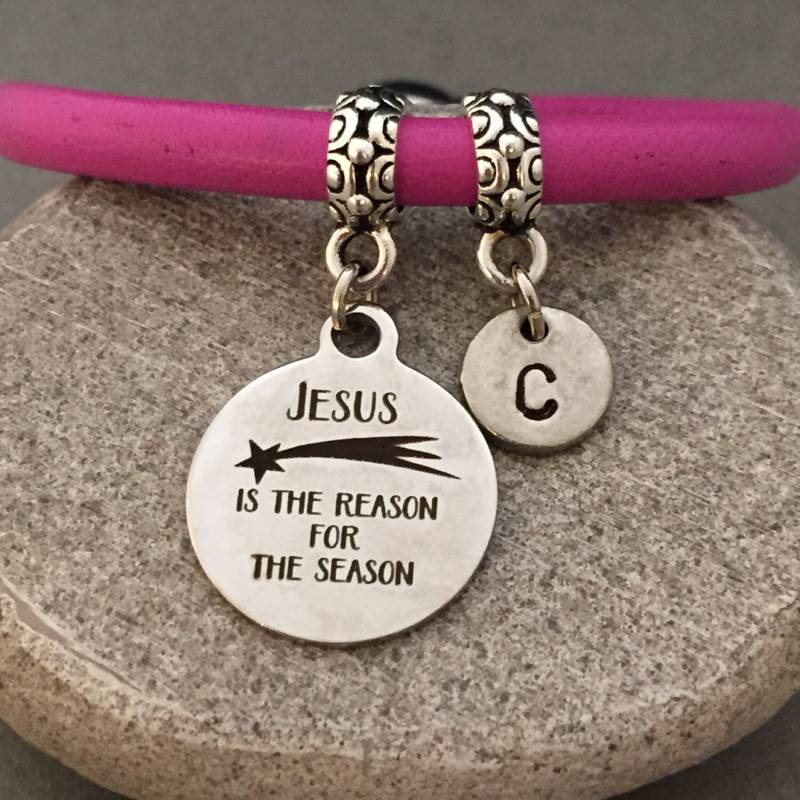 Weihnachts-Leder-Armband, Christmas Charm Armband, Leder Personalisierte Erste Monogramm von Toodaughters