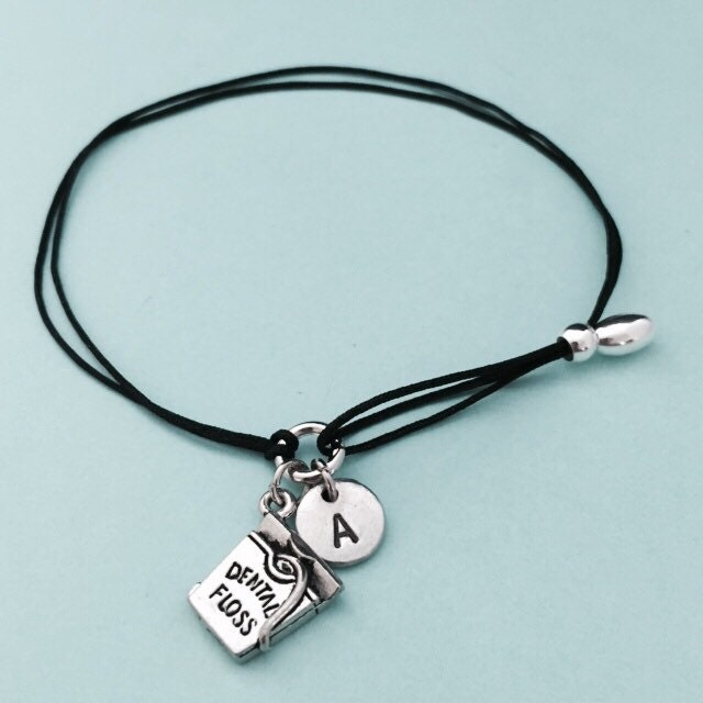 Zahnseide Schnur Armband, Bettelarmband Zahnseide, Verstellbare Bettelarmband, Personalisierte Initial, Monogramm von Toodaughters