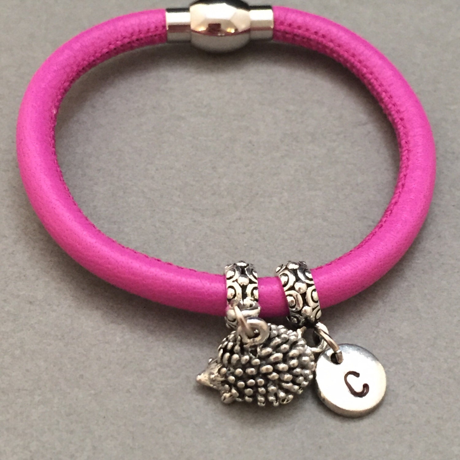 stachelschwein Lederarmband, Charme Brbracelet, Leder Armreif, Personalisierte Armband, Erste Armband Monogramm von Toodaughters